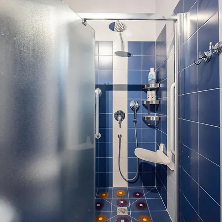 Npt Piazza Castello A 20 Passi Accessibile Senior Families *