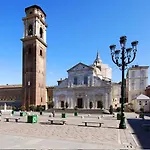 Npt Piazza Castello A 20 Passi Accessibile Senior Families *
